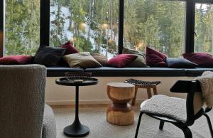 ProgledGORA уютна планинска къща до ски зона Пампорово的客厅设有大窗户和枕头