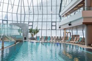 朗根费尔德四星级水族圆顶高级酒店的一座带椅子的建筑内的游泳池