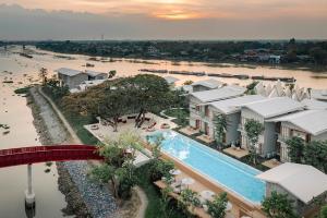 大城Sala Bang Pa-In的享有带游泳池的度假村的空中景致