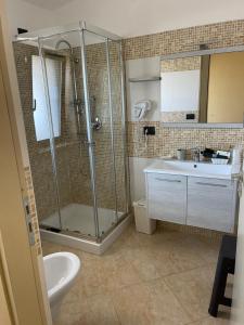 梵蒂冈角Hotel La Campagnola的带淋浴和盥洗盆的浴室