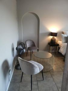 东伦敦THE THATCH HIDE的配有一张床和一张桌子及椅子的房间
