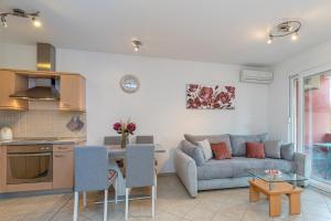 瓦布里加Apartment Percic with Shared Pool的厨房以及带沙发和桌子的客厅。