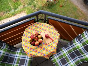 奥伯基希Ferienwohnung Obere Alm的桌上摆着一碗苹果