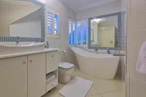 斯瓦科普蒙德Denhill Villa Unit 4的白色的浴室设有浴缸和水槽。