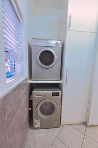 斯瓦科普蒙德Denhill Villa Unit 4的厨房配有洗衣机和微波炉。