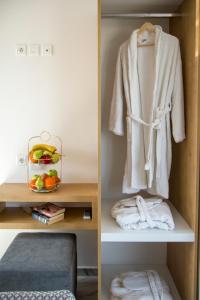 干尼亚Deluxe City Hotel的衣柜里两张毛巾的照片