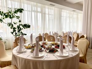 克拉斯诺亚尔斯克阿马克斯城市酒店的一间用餐室,配有一张带食物盘的桌子