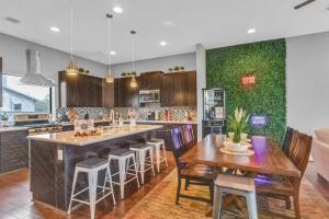 休斯顿Modern, Houston Inspired House with Best Views of Downtown! - Less than 1 mile to Eado Midtown Bars home的厨房设有大岛,配有桌椅