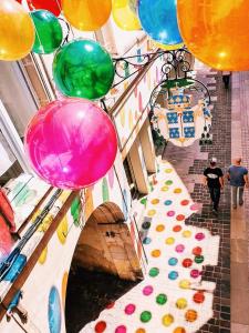 拉昂L'ESCAPADE的一条走廊,有五颜六色的气球和一条隧道