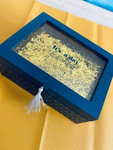 拉昂L'ESCAPADE的装满金色的蓝色盒子,带绳子
