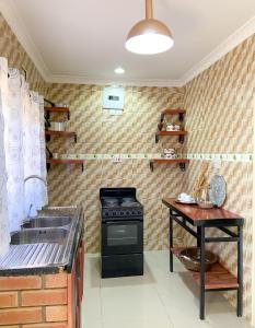 利文斯顿Elephant View Lodge & Apartments的厨房配有水槽和炉灶