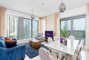 迪拜Dream Inn Apartments - 29 Boulevard Private Terrace的客厅配有桌椅和窗户。