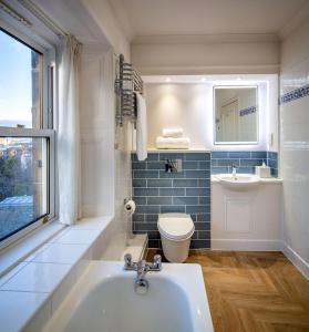 爱丁堡The Bruntsfield Hotel的带浴缸、卫生间和盥洗盆的浴室