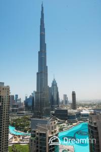 迪拜Dream Inn Apartments - 29 Boulevard Private Terrace的享有世界上最高的建筑的Burj khalifa的景色