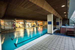 堪培拉Rydges Canberra的建筑物内的游泳池
