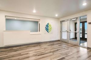 温哥华WoodSpring Suites Portland Vancouver的大房间墙上设有大型投影屏幕