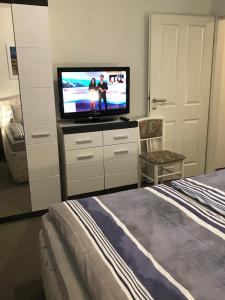 比苏姆Strandresidenz-Rosengarten-Wohnung-Nr-108的一间卧室设有平面电视和一张床。