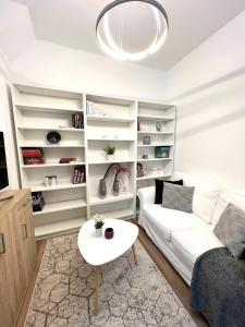 布加勒斯特Hot Spot - Premium Loft - Sanador Victoriei的客厅配有白色的沙发和桌子