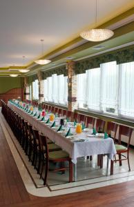 Borek Wielkopolski尹普雷斯汽车旅馆的长长的用餐室配有长桌子和椅子
