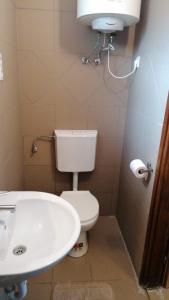 锡盖特圣米克洛什Omega Szigetszentmiklós的浴室配有白色卫生间和盥洗盆。