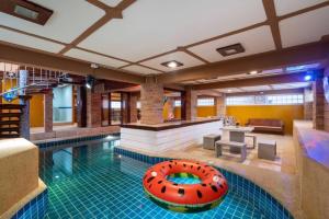 普吉镇Angel Pool Villa Phuket - SHA Exta Plus的一座大型游泳池,中间有一个大橙子碗