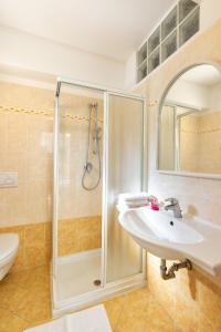 里乔内Hotel Mignon Riccione Fronte Mare的带淋浴和盥洗盆的浴室