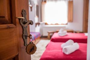 内莱多科利Ξενώνας Πατρικό的一间设有两张床的房间和一个带锁的门