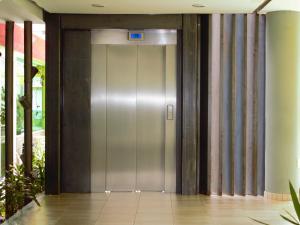 图斯特拉古铁雷斯Hotel RS Suites的大楼内有标志的电梯门