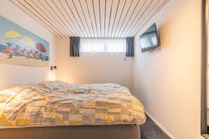 德科赫Anna 220的一间卧室设有一张床和一个窗口