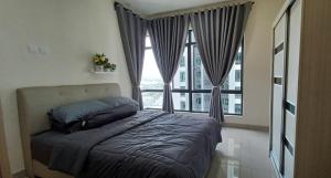 新山HOMESTAY ARC @ AUSTIN HILLS JB的一间卧室设有一张床和一个大窗户