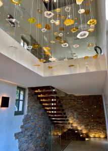 圣特罗佩Villa Cosy, hotel & spa的天花板上悬挂着黄色和白色遮阳伞的楼梯