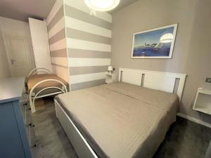 比比翁Silva - Appartamento的一间小卧室,配有一张床和一把椅子