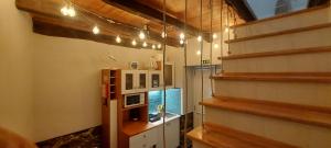 蓬他达维托亚Madalena Beach Tiny House的客房设有冰箱和带灯的楼梯。