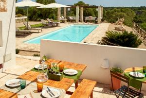 阿莱奥尔图玛登卡比塔农场酒店的一个带桌子和游泳池的庭院