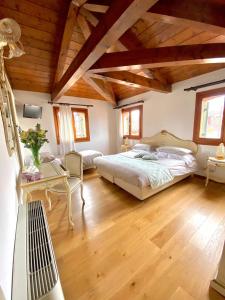 威尼斯Alloggi Ai Tessitori的一间卧室设有一张大床和木制天花板