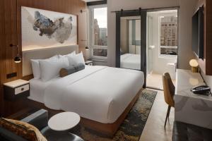 纽约Hotel Indigo NYC Downtown - Wall Street, an IHG Hotel的酒店客房设有一张白色大床和一张书桌