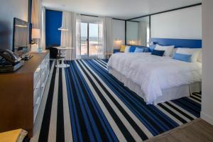 蒙托克蒙托克蓝色酒店的酒店客房设有一张大床和一台电视。