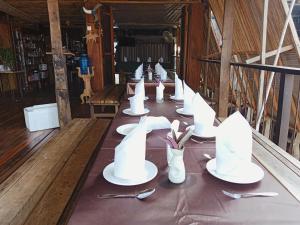 Kâmpóng KhleăngST 63 Home Stay & Tour Kampong Khleang的长桌,带白板,叉子和勺子