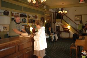 汉普顿Lamies Inn & The Old Salt Tavern的站在柜台上的男女