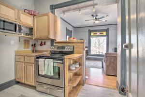 海伦娜Quaint Helena Apartment - Walkable to Downtown!的厨房配有木制橱柜和炉灶烤箱。