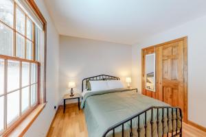 Mountain View Retreat的一间卧室设有一张床和两个窗户。