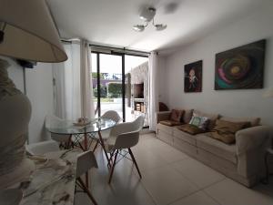 埃斯特角城Apartamento Edificio Unique, Punta del Este的客厅配有沙发和桌子