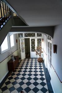 什未林克斯特斯特拉斯城堡假日公寓的走廊上设有一层格子和楼梯
