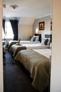 班克拉那海港酒店 的酒店客房内的一排床位