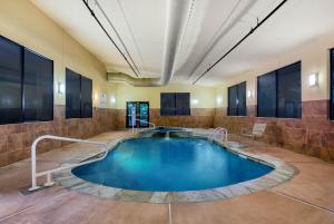 西朗布兰奇拉金塔西朗布兰奇旅馆的游泳池位于客房中间