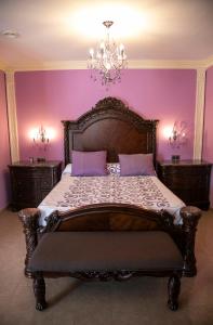 莫蒂利亚德尔帕兰卡尔塞托斯酒店餐厅的一间卧室设有一张紫色墙壁的大床