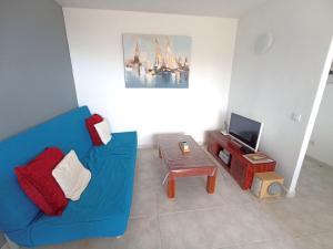 迈阿密普拉特亚Playa的客厅配有蓝色的沙发和桌子