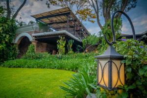 危地马拉安地瓜门安提瓜酒店的花园中的灯,建筑背景