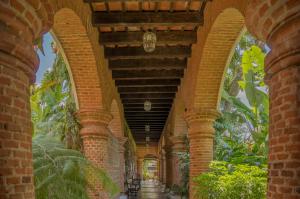 危地马拉安地瓜门安提瓜酒店的砖墙建筑的拱廊