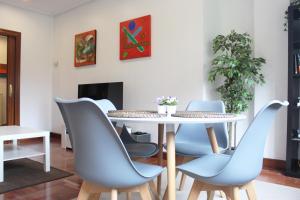 毕尔巴鄂Bilbao Apartment Lasai con parking directo的一间带桌椅的用餐室